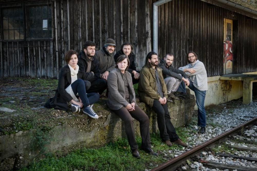 WOODEN AMBULANCE IMA NOVI SPOT - REDVILLE