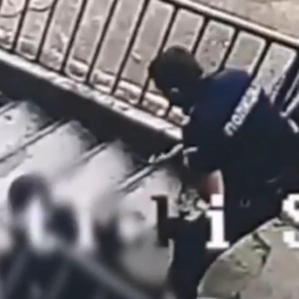 POLICAJAC BRUTALNO ŠUTIRAO GROBARA DOK JE LEŽAO NA ZEMLJI: Navijači Partizana optužili Delije za represiju kod JNA!