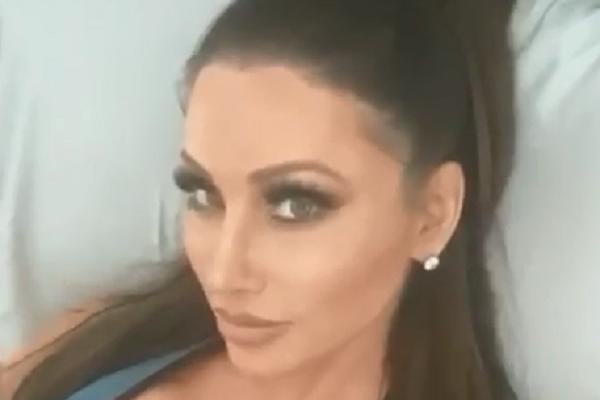 VRELA NOVINARKA SE PONOVO SLIKALA BEZ ODEĆE: Tek kad vidite gde je stavila loptice...