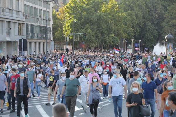 NAPRAVIO BIZNIS OD DEMONSTRACIJA: Čovek već sat vremena uspešno zarađuje kod Skupštine