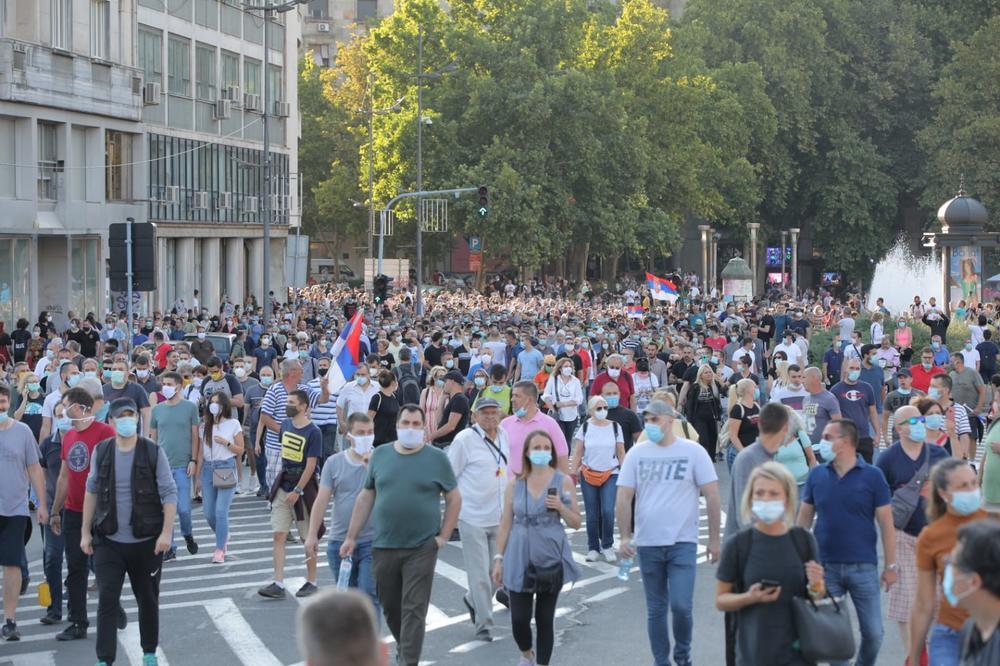 NAPRAVIO BIZNIS OD DEMONSTRACIJA: Čovek već sat vremena uspešno zarađuje kod Skupštine