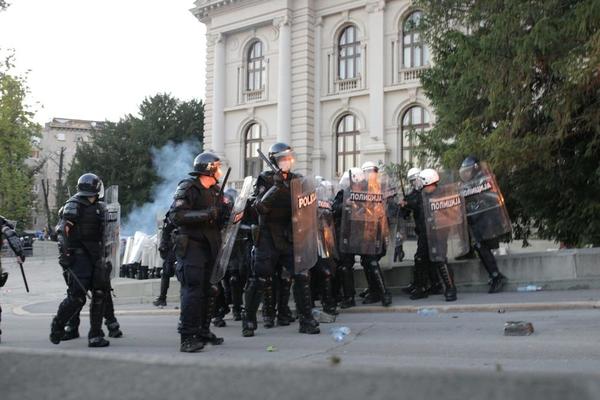 DOK NA ULICAMA BEOGRADA BESNI RAT, ON UŽIVA: Nema ko nije stao da pogleda šta ovaj car radi u fontani...(VIDEO)