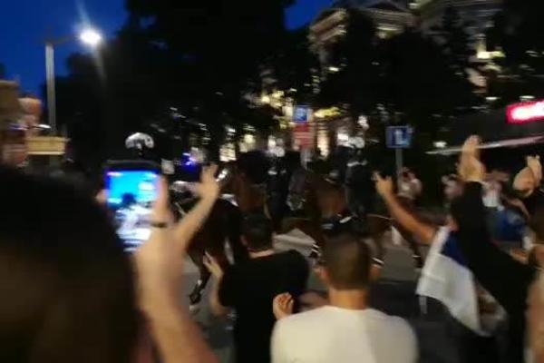 UMESTO BAKLJAMA I KAMENJEM, POLICIJU 'NAPALI' IKONAMA: Usledile su nesvakidašnje scene!