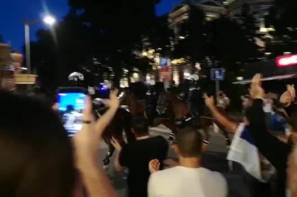 UMESTO BAKLJAMA I KAMENJEM, POLICIJU 'NAPALI' IKONAMA: Usledile su nesvakidašnje scene!