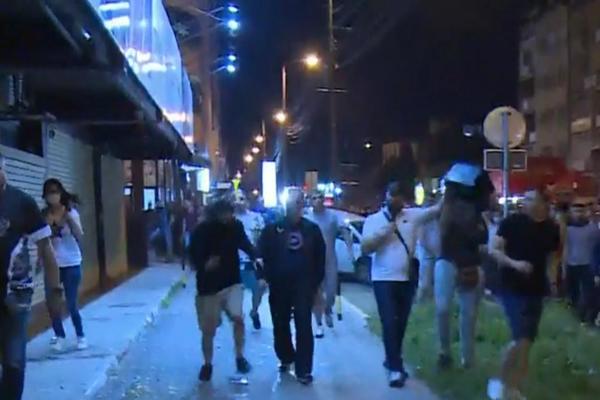 NIŠLIJE KRENULE U PROTESTE: Oko 2.000 nezadovoljnih građana se okupilo u centru grada!