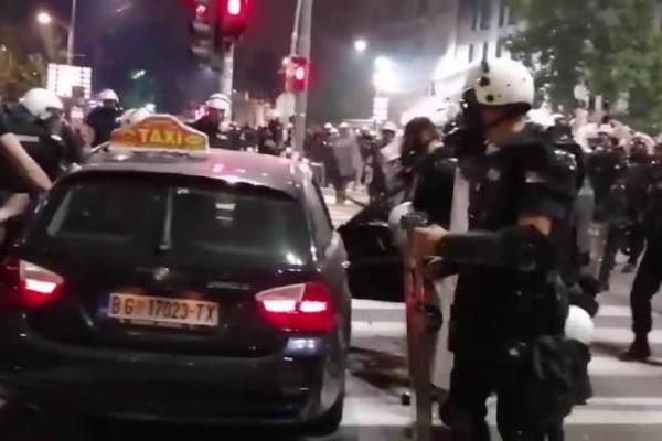 TRAŽE DA OSTANE U PRITVORU: Saslušan taksista koji se zeleteo u kordon policije (VIDEO)