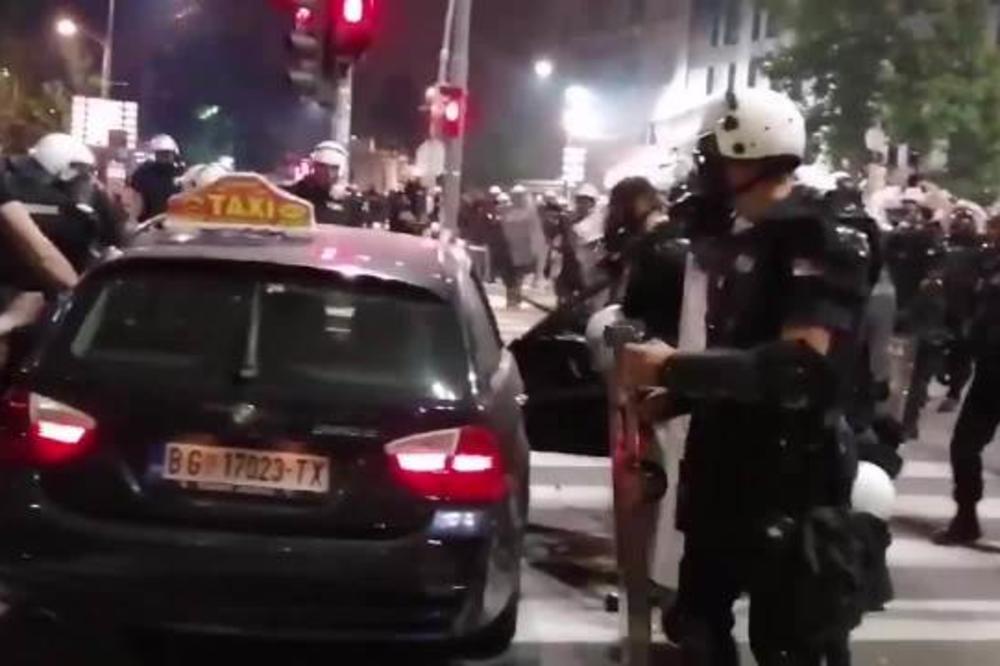 TAKSISTA JE KOLIMA ULETEO U REDOVE POLICIJE: Povređen jedan policajac, ostali su ga odmah priveli! (VIDEO)