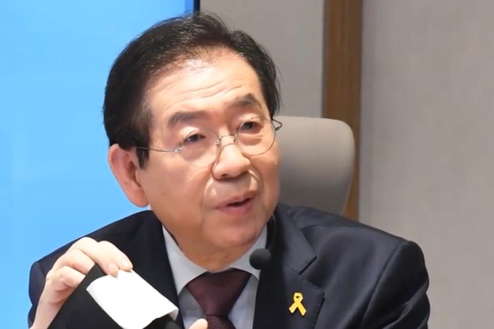 GRADONAČELNIK (64) SE UBIO ZBOG STRASTI PREMA SEKRETARICI?! Slao joj gole SELFIJE i zvao da se maze u kancelariji!