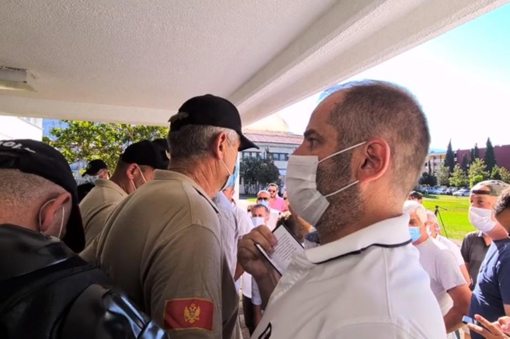 SUDAR ODBORNIKA I MILOVIH GORILA ISPRED OPŠTINE BUDVA! Policija samo posmatrala (VIDEO)