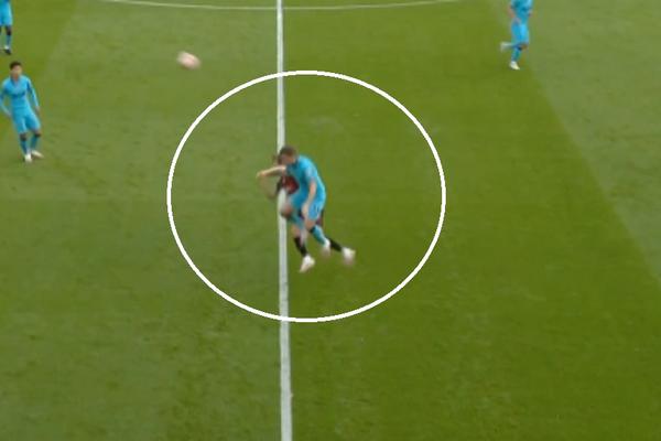 VEČE U PREMIJER LIGI OSTALO U SENCI JEZIVE POVREDE SMITA: Hitna pomoć ga odvezla sa stadiona!