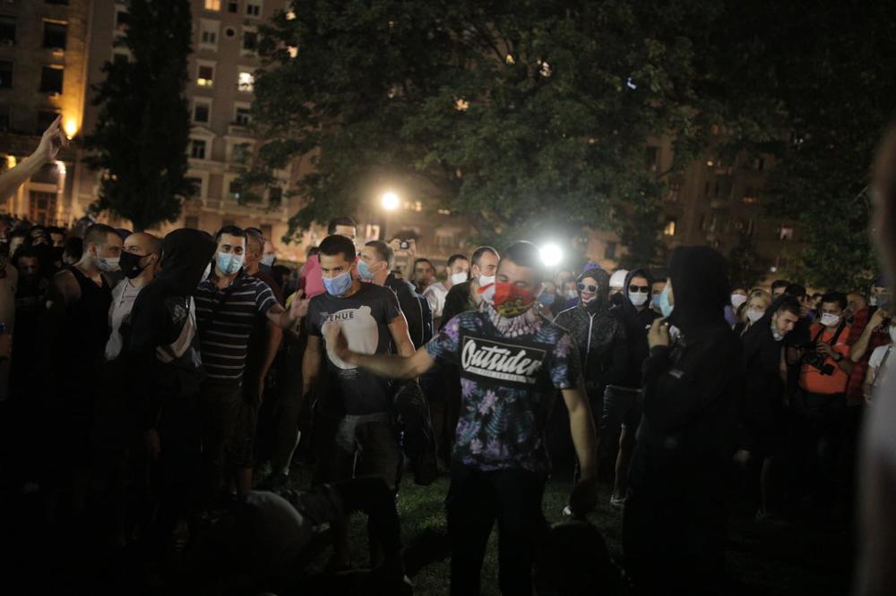 UŽIVO PROTESTI 3. DAN: Posle manjih incidenata sa huliganima, demonstranti mirno napustili plato Skupštine Srbije