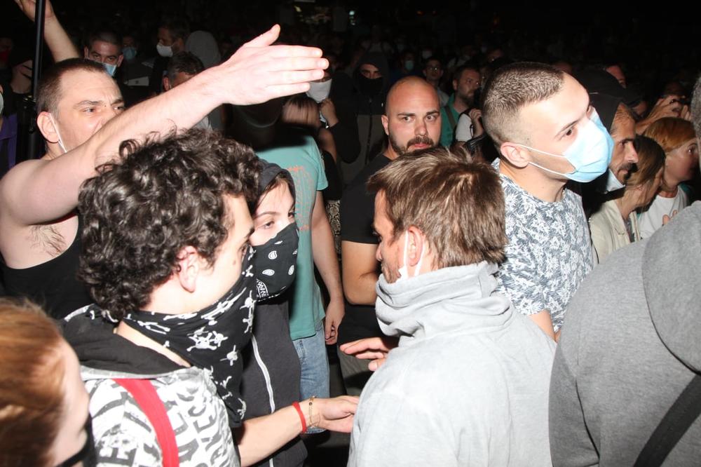 NAPADNUTA EKIPA KURIRA! Huligani šipkama udarali kolege izveštače s protesta ispred Skupštine