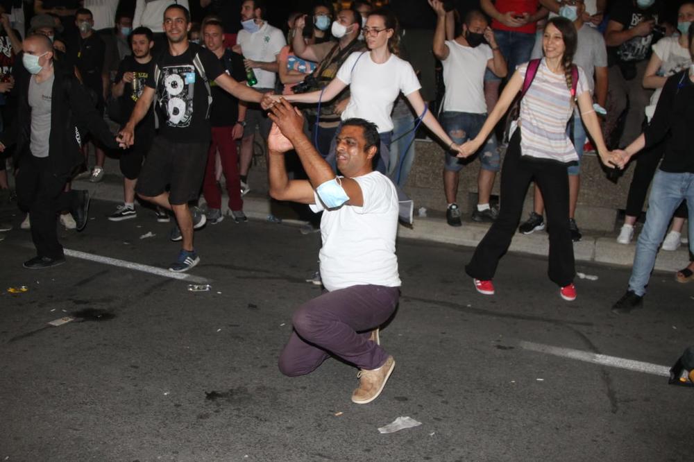 ZAIGRALO SE KOLCE NA PROTESTIMA! Jedna grupa peva o Kosovu dok se druga veseli, a maska je na laktu!