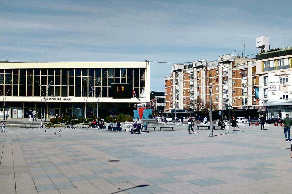 INCIDENTI U ČAČKU: Demonstranti razbili stakla na SNS prostorijama