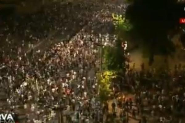 EVO KAKO JE DOŠLO DO INCIDENTA U PIONIRSKOM PARKU: Pogledajte kako su se demonstranti sukobili sa provokatorima