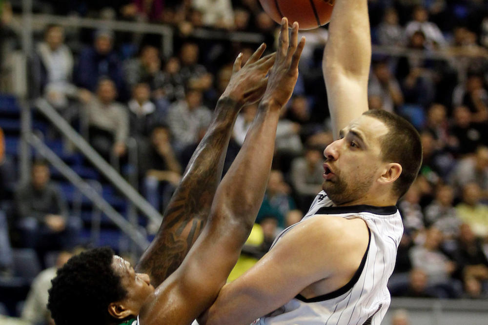 BIVŠI CENTAR CRVENE ZVEZDE ISKLJUČEN SA MEČA! Unosio se sudijama u lice i psovao! (VIDEO)