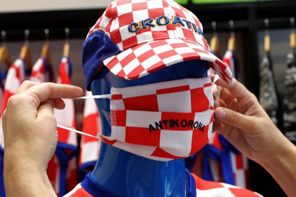 U CENTRU GRADA PRODAJU MASKE SA NATPISOM "ZA DOM SPREMNI"! Zbog ovoga može neko da završi u zatvoru?