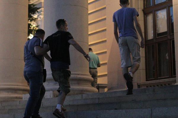 IZBODEN ČOVEK ISPRED SKUPŠTINE: MUP se odmah oglasio, napadač uhapšen i procesuiran!