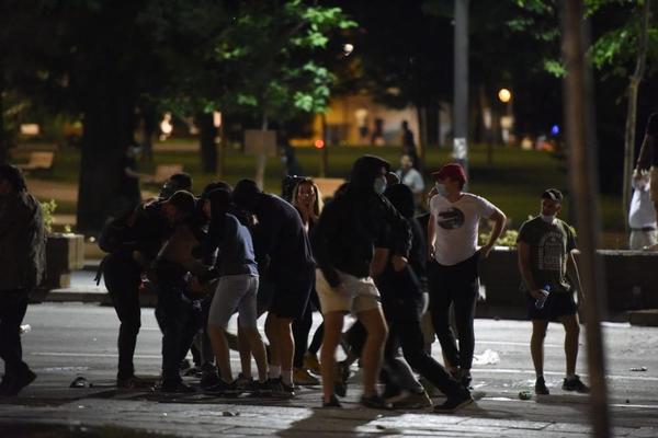 PROBIJENA VRATA, OPŠTI HAOS! DEMONSTRANTI UPALI U MINISTARSTVO BEJRUTA: Odlazite svi ste ubice (VIDEO)