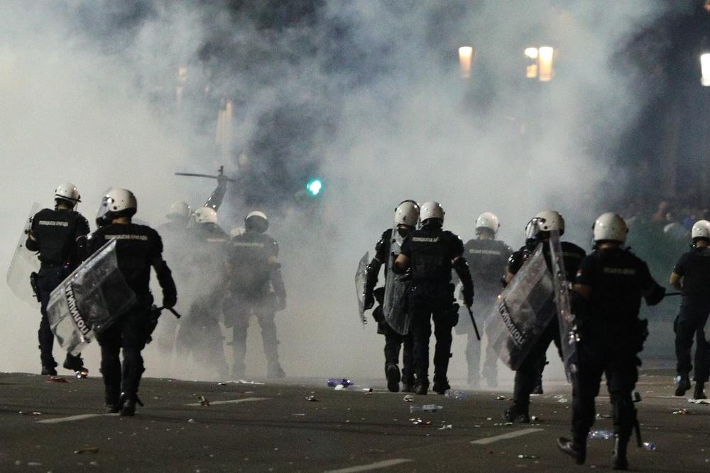 RAZBIJENE GLAVE, POLOMLJENI SAOBRAĆAJNI ZNACI, SUKOBI DEMONSTRANATA I POLICIJE: Ovako je protekao sinoćnji protest