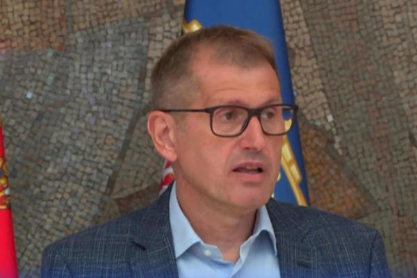 BRUTALAN NAPAD NA POLICIJU, MEĐU UHAPŠENIMA I GRAĐANIN CG SA ŠLEMOM! Rebić o sinoćnom nasilju ispred Skupštine