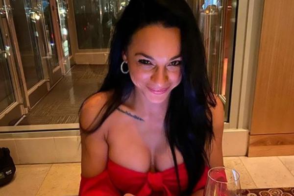 VRELA AKCIJA ISPRED KAMERE: Poznati borac snimio golu suprugu u EKSPLICITNIM pozama!