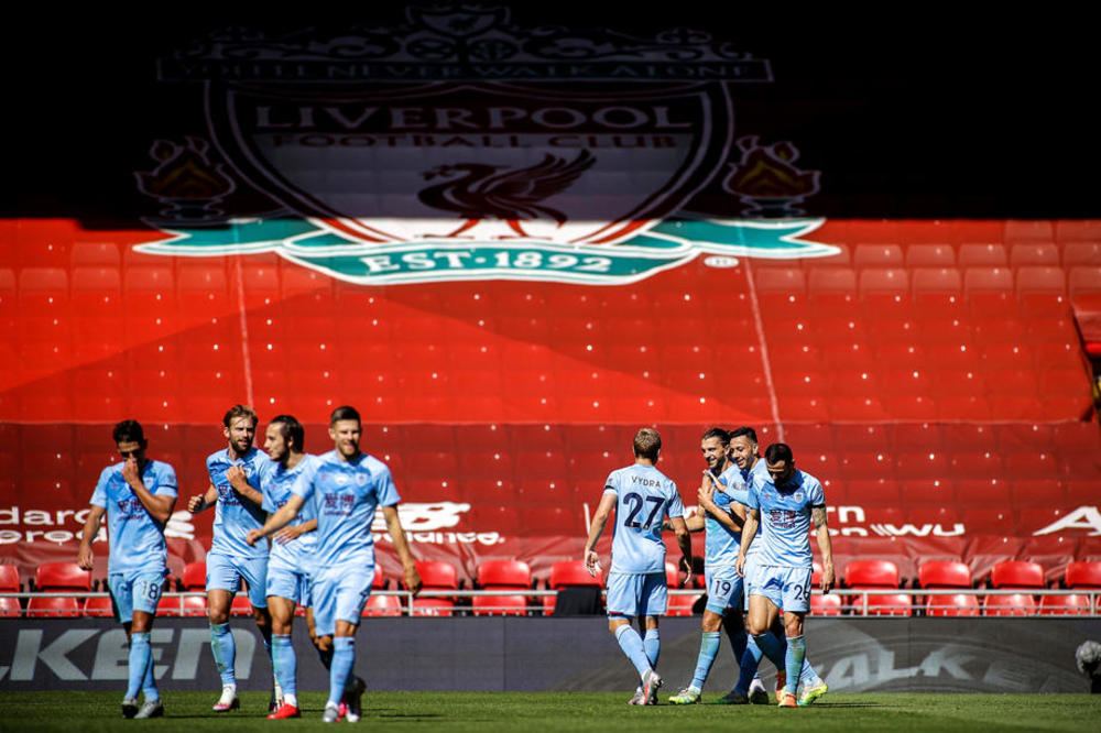 KORONA U LIVERPULU: Šampion u problemu pred nastavak sezone, član ekipe zaražen virusom!