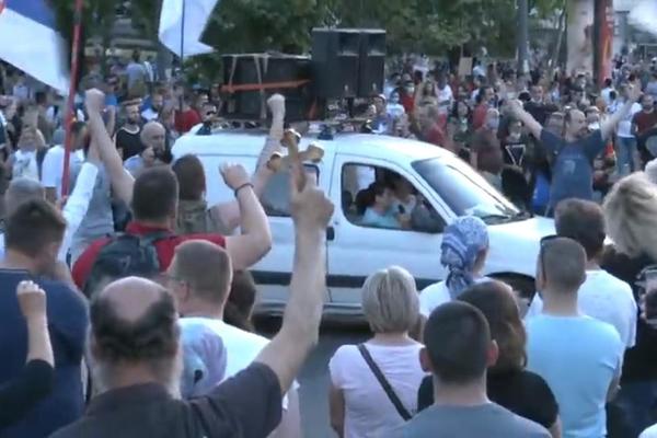 NOVI NEMIRI U SEVERNOJ IRSKOJ: Demonstranti gađali policiju kamenicima i molotovljevim koktelima!