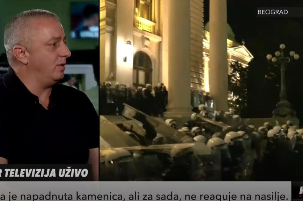 PROFESOR DR DARKO TRIFUNOVIĆ: Evo kako huligani na protestima komuniciraju prilikom pravljenja nereda