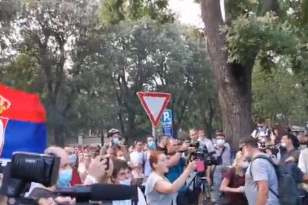 PROTEST U NOVOM SADU: Demonstranti blokirali policijsku stanicu, a onda i Varadinski most, saobraćaj obustavljen