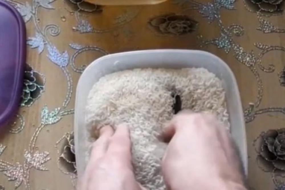 KAD VAM TELEFON UPADNE U VODU, IMA REŠENJA! Evo šta će vam pomoći da ga ODMAH POPRAVITE!