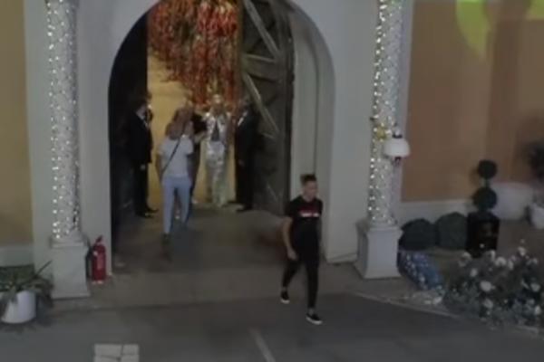 NAJPOTRESNIJA SCENA U ZADRUZI 3! Zadrugarima ušla porodica, Tara iznenađena ko joj je došao! (VIDEO)