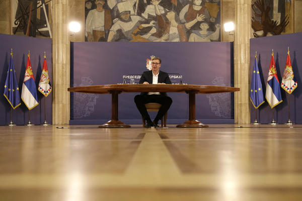 NAJTEŽE JE PROŠAO POLICAJAC KOJEM SU POLOMLJENE OBE NOGE: Vučić o protestima