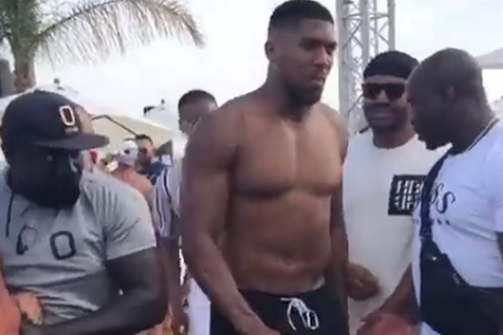 BRITANCI, HOĆETE LI SAD PLJUVATI SVOG ŠAMPIONA KAO ŠTO STE NOVAKA: Entoni Džošua bez maske i majice na žurci!