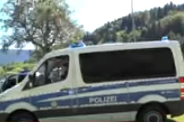 SCENE IZ AKCIONOG FILMA U NEMAČKOJ: Stotinu policajaca juri naoružanog čoveka po Crnoj šumi!