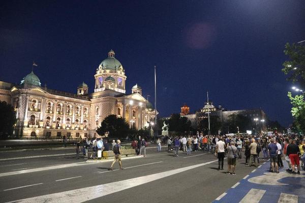 PROTEST PROTEKAO BEZ INCIDENATA: Samo nekoliko stotina demonstranata večeras ispred Skupštine (FOTO)