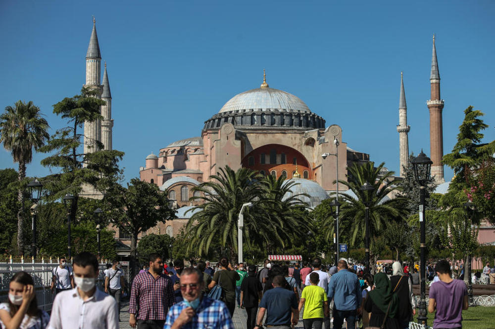 NJIMA NIŠTA SVETO NIJE: Turcima ne smetaju freske u Aja Sofiji za održavanje molitvi otkako je pretvorena u džamiju