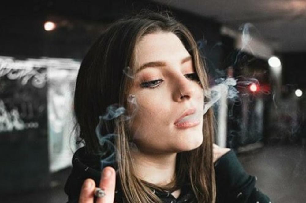 ZBOG OVOGA MLADI U VEĆEM BROJU OBOLEVAJU OD KORONE! Stručnjaci kažu da pod hitno morate da batalite ovu naviku!