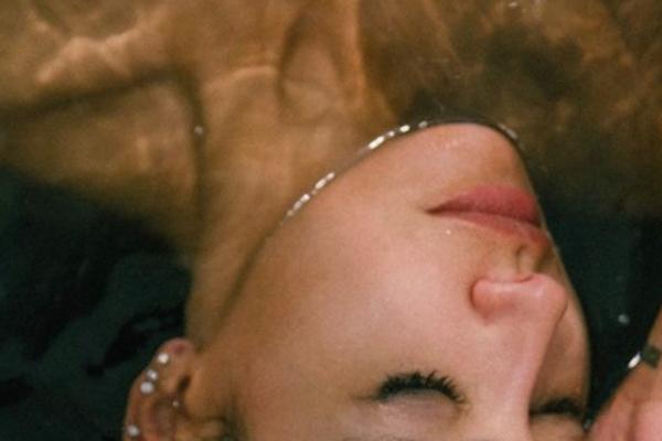 ESTRADA DANAS POTPUNO ZAVIJENA U CRNO! Upravo potvrđeno, čuvena glumica UDAVLJENA!