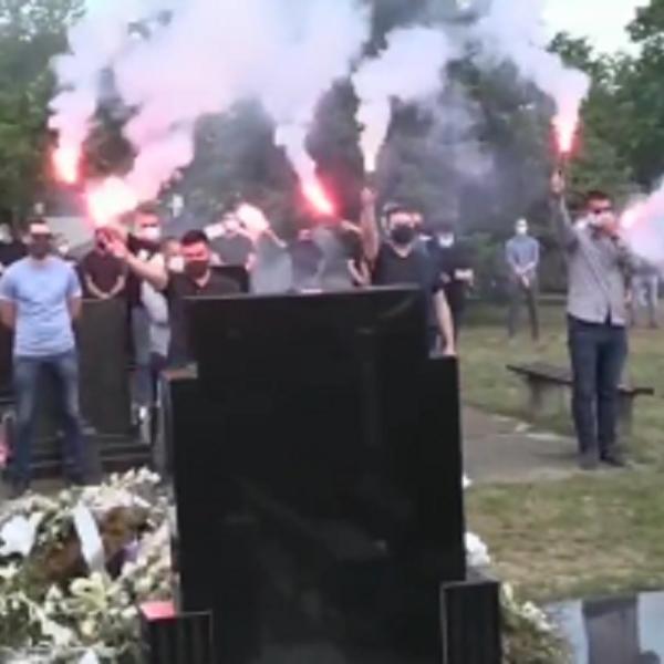 ZAPALJENO 38 BAKLJI NA GROBLJU: Delije se na veoma emotivan način oprostile od Bora Lalevića!
