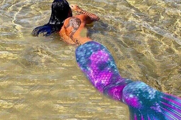 BOŽO VREĆO POSTAO MORSKA SIRENA! Pevač se skinuo pa jasno stavio do znanja da više nije ljudsko biće! (FOTO)