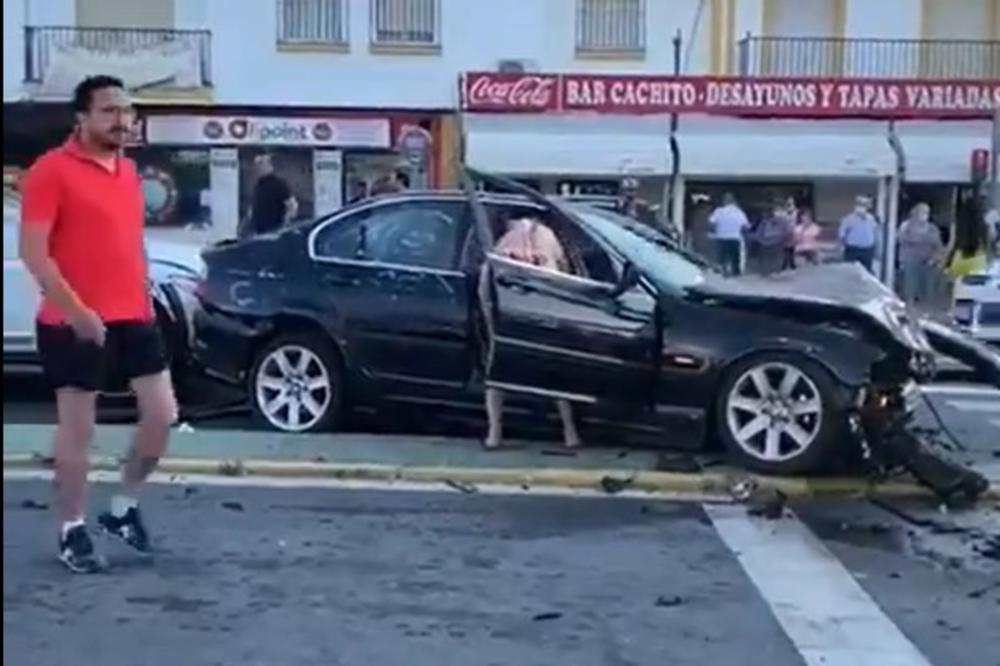 Devojka u bikiniju izazvala haos u saobraćaju, a zbog onog što je uradila posle bruji ceo svet (VIDEO)