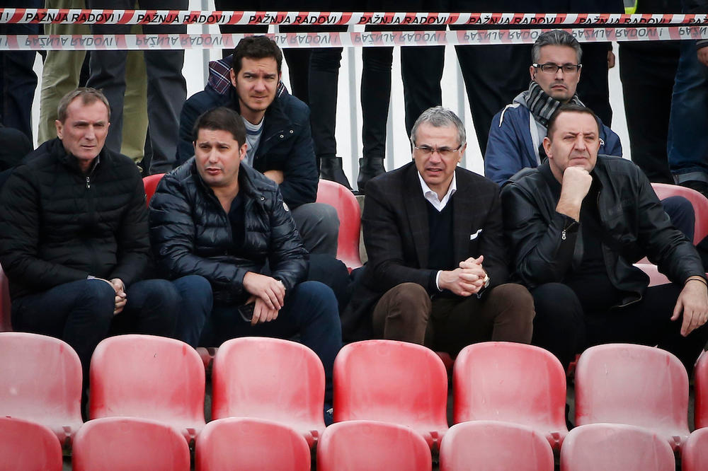 NEĆETE VEROVATI ŠTA VIDITE: Legenda Zvezde neprepoznatljiva, a sedi sa čovekom koga Terzić ne podnosi!