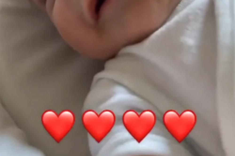 MALI ŽELJKO RAŽNATOVIĆ SE SMEJE DOK MU TATA TEPA: Ovako Veljkov naslednik reaguje kada vidi oca, beba već sve zna!