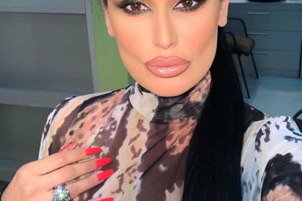 NAŠA PEVAČICA POŽELELA DA BUDE MRŠAVA, OPERISALA SE I ŽIVOT JOJ JE VISIO O KONCU: Evo kako izgleda posle oporavka