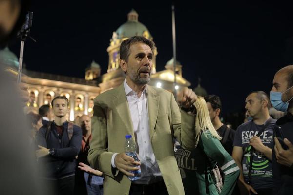 NIKAD MANJE DEMONSTRANATA OKUPLJENO: Nogo, Radulović i Davidović protestovali ispred Skupštine