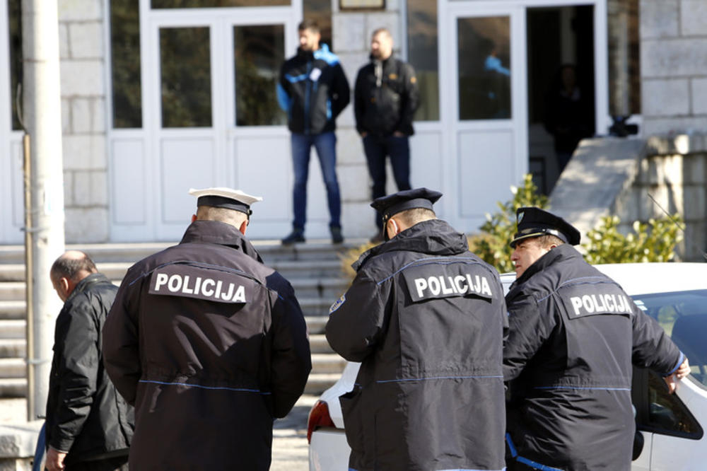 SUKOB U KOSOVO POLJU: Napali policiju, čuli se i pucnji, šestoro povređenih