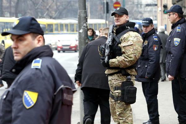 UHAPŠENI BOSANSKI BONI I KLAJD: Bračni par iz Banjaluke posedovao čak i nelegalan helikopter!