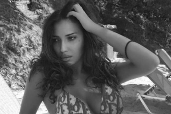 ĆERKA ŽELJKA JOKSIMOVIĆA NABACILA KILOGRAME, LINIJA JOJ SE IZDEFORMISALA! Mina obukla kupaći, kipi sa svih strana