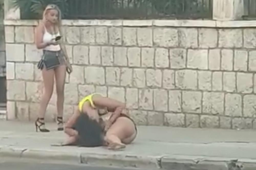NESTVARNA SCENA NA ULICAMA SPLITA! Dve devojke se RVU nasred ulice, plavuša ih GLEDA mrtva 'ladna! (VIDEO)